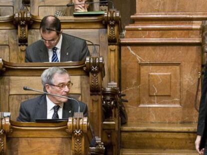 Xavier Trias, sentado, y Alberto Fern&aacute;ndez D&iacute;az en el &uacute;ltimo pleno del a&ntilde;o del Ayuntamiento de Barcelona.