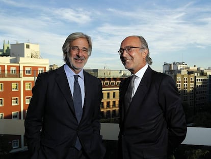 Emilio Cuatrecasas (presidente de honor de Cuatrecasas) junto a Rafael Fontana (presidente ejecutivo de la firma).