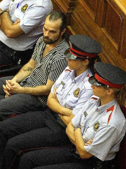 El acusado del asesinato de las dos policías en L'Hospitalet en 2004, sentado en el banquillo en la sesión del juicio de ayer.