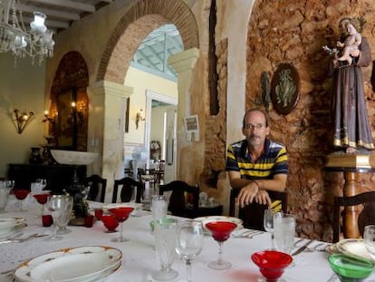 El arquitecto Lázaro Morgado en Sol Ananda, el restaurante que regenta en la Plaza Mayor de Trinidad