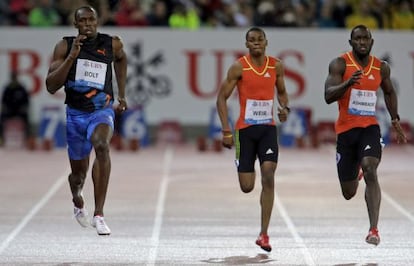 Bolt, a la izquierda, se impone a Weir (centro) y a Ashmeade.