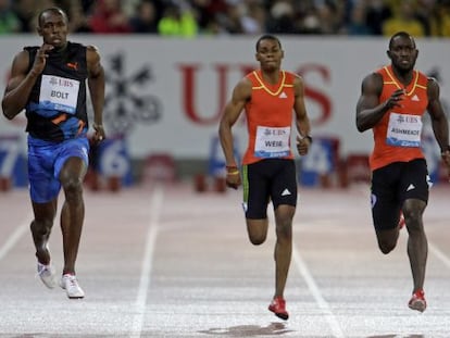 Bolt, a la izquierda, se impone a Weir (centro) y a Ashmeade.