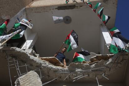 Un palestino inspecciona lo que queda de la casa de Bashar Masalha tras haber sido demolida por el ejército israelí en el pueblo de Haja, Cisjordania. El palestino estaba acusado de la muerte de un turista estadounidense en un ataque que ocasionó además una decena de heridos en Tel Aviv en marzo pasado.