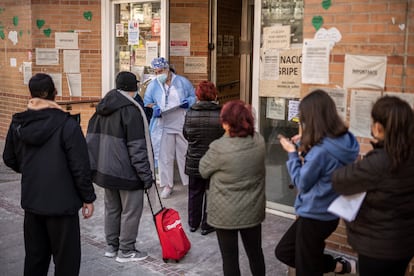 Pacientes hacen cola en la entrada de un centro de salud de Madrid, el 7 de enero.