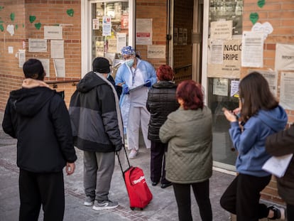 Pacientes hacen cola en la entrada de un centro de salud de Madrid, el 7 de enero.