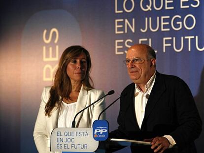 L'eurodiputat del PP Santiago Fisas i la secretària primera del Congrés, Alicia Sánchez-Camacho, en un acte del 2014.