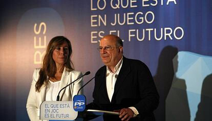 El eurodiputado del PP Santiago Fisas y la secretaria primera del Congreso, Alicia Sánchez Camacho, en un acto de 2014.