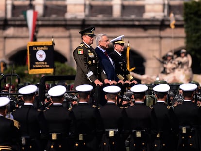 Andrés Manuel López Obrador, con el secretario de la Defensa Nacional, Luis Cresencio Nacional, y el titular de la Marina, Rafael Ojeda, en el desfile militar del pasado 16 de septiembre.