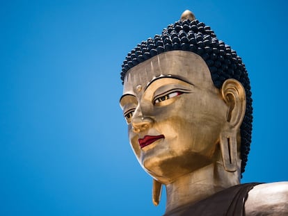 Detalle del Gran Buda Dordenma en Timbu, la capital de Bután.