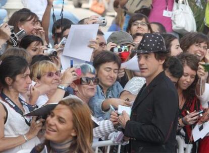 Robert Downey Jr., en San Sebastián firmando autógrafos para sus admiradores.