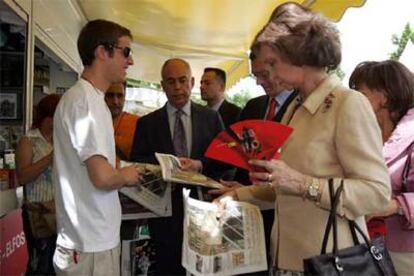 La Reina, ayer durante el paseo inaugural en la Feria del Libro de Madrid.