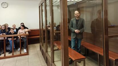 Vladimir Kara-Murza, a la espera de la sentencia, este lunes en el Tribunal Municipal de Moscú.