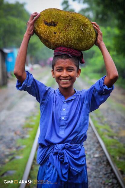 Hridoy trabaja en un mercado de Bangladés. Trasporta sobre su cabeza la mercancía que algunas personas compran en el bazar.