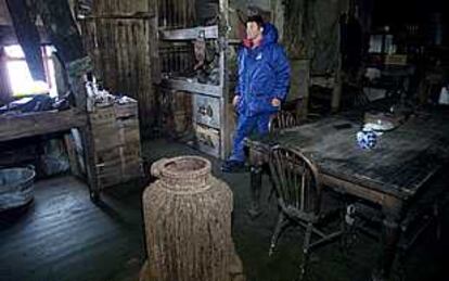 El jefe de la expedición, Nigel Scott, en el interior del campamento.