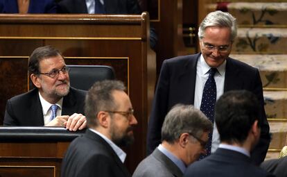 El número dos del Partido Popular por Segovia, Pedro Gómez de la Serna, pasa junto a Mariano Rajoy.