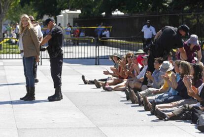 La actriz Daryl Hannah, en el momento de su detención, ayer en Washington.