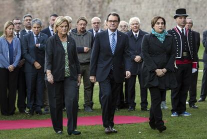 Artus Mas, Ada Colau i la presidenta del Parlament, Núria de Gispert, al fossat de Santa Eulàlia del castell de Montjuïc a Barcelona.