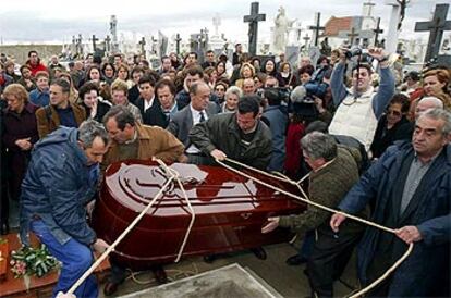 Entierro en el cementerio de Valdestillas (Valladolid) de uno de los nueve republicanos fusilados en 1936.