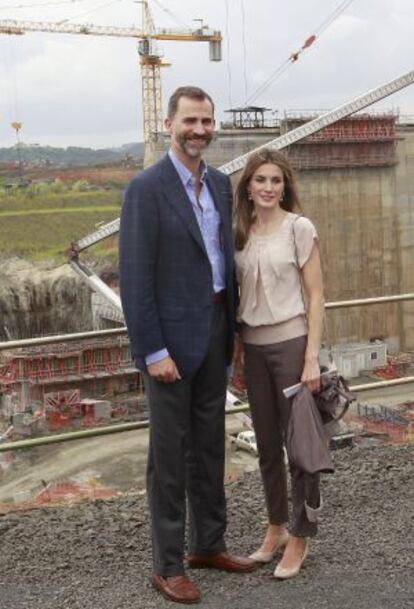 Los Príncipes de Asturias posan durante su visita a las obras de ampliación del Canal de Panamá.