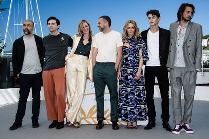  (I-d) El escritor Cristiano Mangione, el actor galo Nicolas Maury, la actriz francesa Kate Moran, el cineasta francés Yann Gonzalez, la actriz francesa Vanessa Paradis, y los actores franceses Khaled Alouach y Jonathan Genetposan durante la presentación de la película 'Un Couteau Dans Le Coeur'.