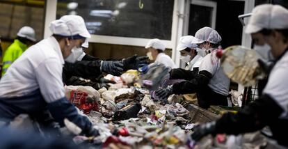 Trabajadoras de una planta de tratamiendo de basuras