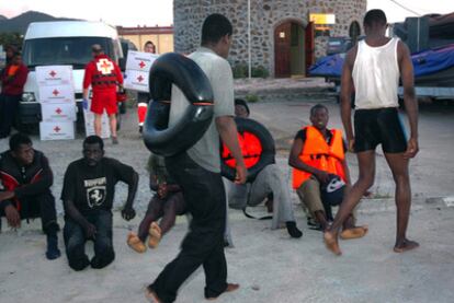 Inmigrantes subsaharianos rescatados por la Guardia Civil en aguas próximas a Ceuta.