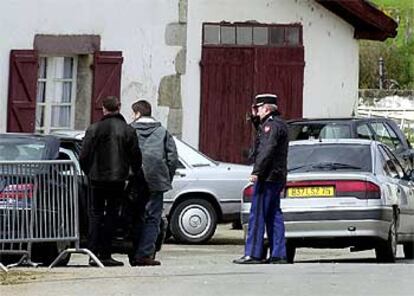 Agentes franceses frente a la casa que albergaba el arsenal de ETA.