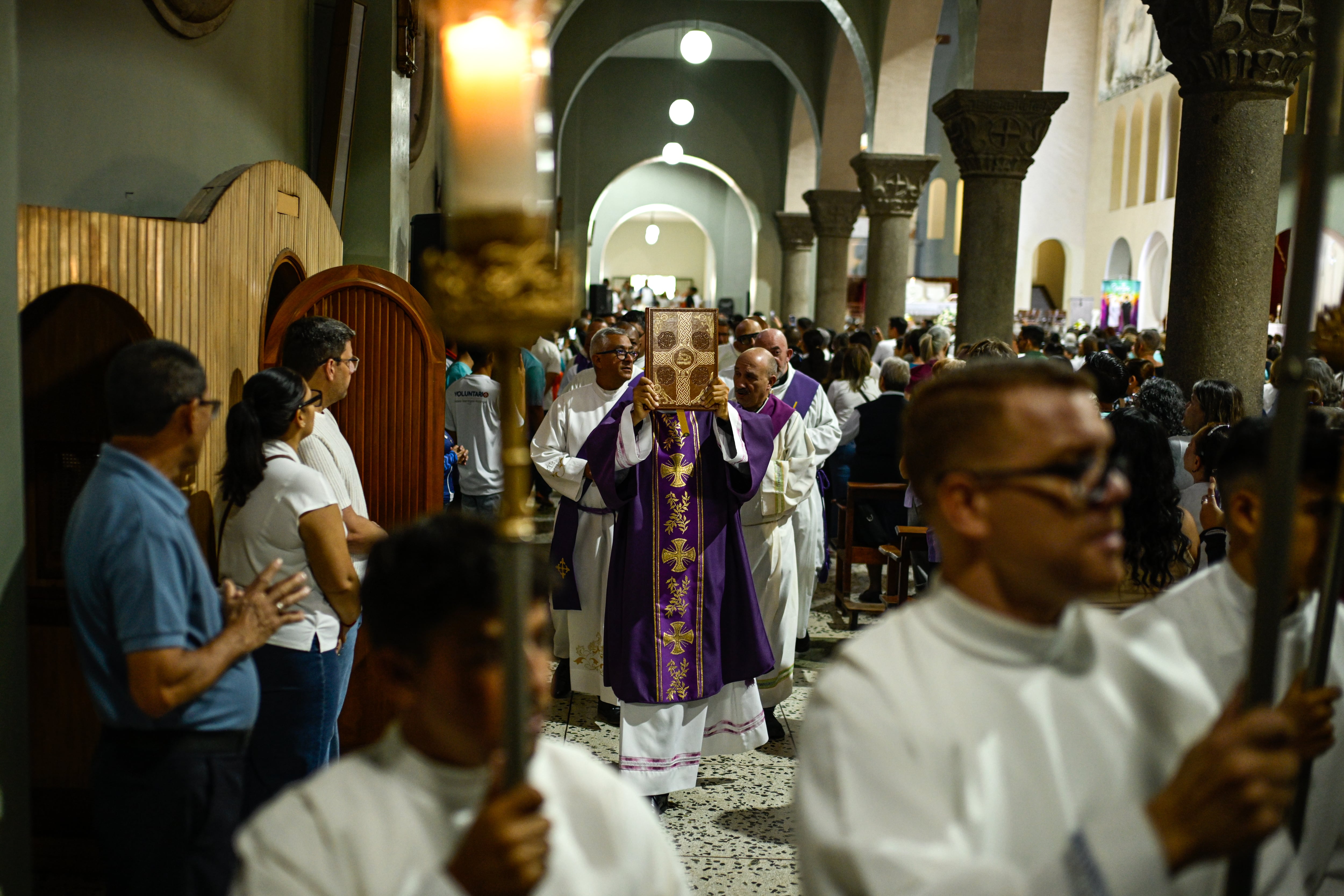 Los sacerdotes participan en la procesión de entrada durante una misa solemne presidida por el Arzobispo de Caracas, Monseñor Raúl Biord Castillo.