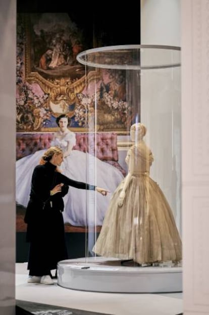 La comisaria Oriole Cullen, junto a la pieza estrella de la exposición, el vestido que la princesa Margarita de Inglaterra llevó en su 21º cumpleaños.