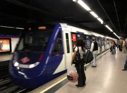 Un tren de la línea 7 del Metro entrando en el andén.