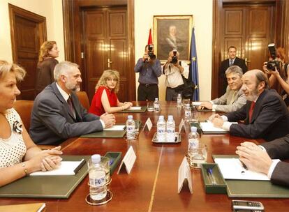 El ministro del Interior (a la derecha, en el centro), con los representantes de la AVT en el ministerio.