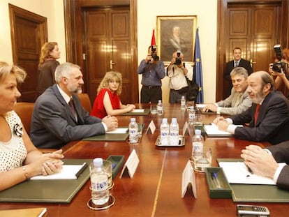 El ministro del Interior (a la derecha, en el centro), con los representantes de la AVT en el ministerio.