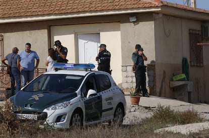 Agentes de la Policía Local y Policía Judicial de la Guardia Civil investigan lo sucedido en esta casa de Burjulú de Cuevas del Almanzora (Almería).