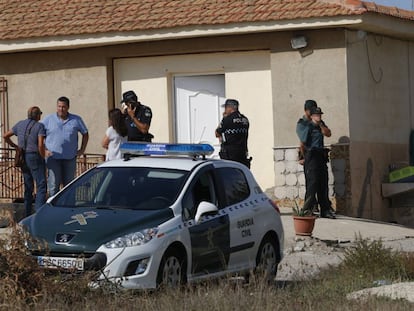 Agentes de la Polic&iacute;a Local y Polic&iacute;a Judicial de la Guardia Civil investigan lo sucedido en esta casa de Burjul&uacute; de Cuevas del Almanzora (Almer&iacute;a).