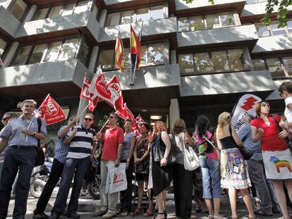 LOS TRABAJADORES DEL SERVEF EXIGEN SUS NÓMINAS