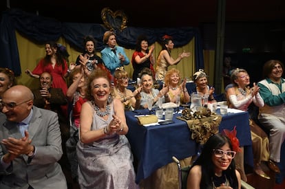 El elenco de la obra teatral 'El casamiento de Anita y Mirko' ensaya minutos antes del comienzo de la función en el Centro Cultural Barracas, en Buenos Aires (Argentina), el 3 de Diciembre, 2022.