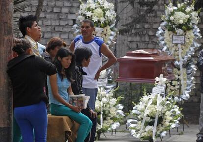 Familiares de una de las v&iacute;ctimas del incendio de un centro de rehabilitaci&oacute;n de Lima velan el f&eacute;retro con sus restos.