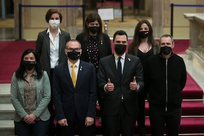 Foto de grupo tras la comparecencia conjunta de  Anna Caula (Esquerra), Gemma Geis (Junts) y Maria Sirvent (CUP)  en apoyo a los miembros de la mesa independentistas imputados recientemente.