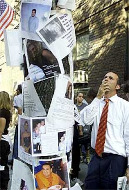 Un vecino de Nueva York observa anuncios y fotos de víctimas del 11-S.