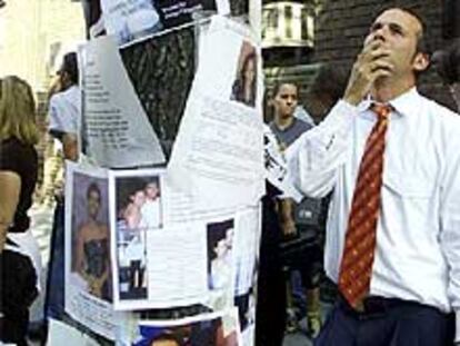 Un vecino de Nueva York observa anuncios y fotos de víctimas del 11-S.
