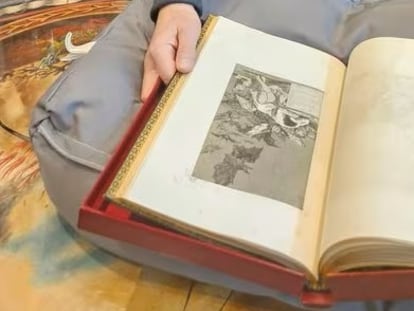 El librero Bernard Saphero muestra la primera edición de los 'Caprichos' de Goya en su tienda de Londres.