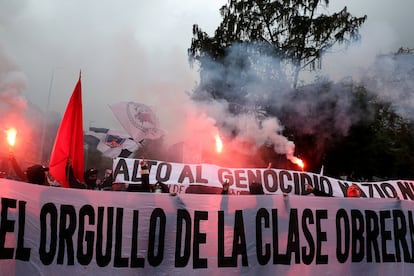 Miles de personas marcharon este miércoles por el centro de la capital chilena para conmemorar el Día Internacional del Trabajador y pedir salarios y pensiones dignas, entre otras demandas. 