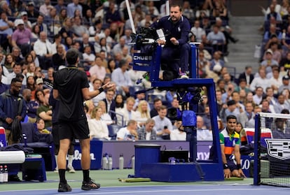 Djokovic protesta al árbitro.