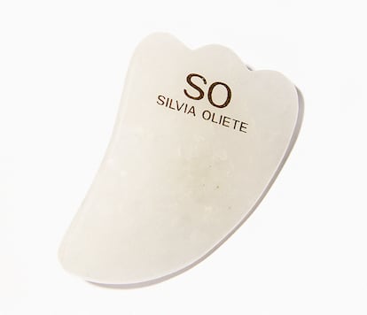 ‘Guasha’ de SO, SILVIA OLIETE, “ayuda a trabajar a los músculos y tejidos de la piel, facilitando la circulación”.