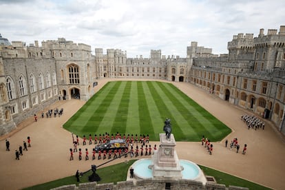 El patio central del castillo de Windsor, en Reino Unido, recibe el feretro de la reina Isabel II de Inglaterra, el 19 de septiembre de 2022.