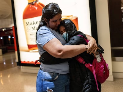 Nani, de 10 años, es recibida por su tía Saiyda González a la llegada de su vuelo el 23 de abril a Louisville, Kentucky.