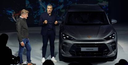 El presidente de Seat y de Cupra, Wayne Griffiths, y el director de diseño, Jorge Díez, este martes en Sitges (Barcelona).