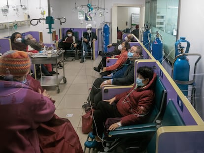 People having intravenous therapy and oxygen therapy sit in a corridor of a hospital, in Shanghai, China, 13 January 2023.