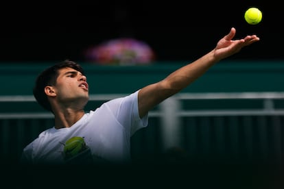 Alcaraz sirve durante un entrenamiento en las instalaciones de Wimbledon.