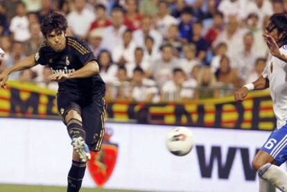 Kaká dispara a puerta ante Meira en el lanzamiento que supuso el quinto gol.